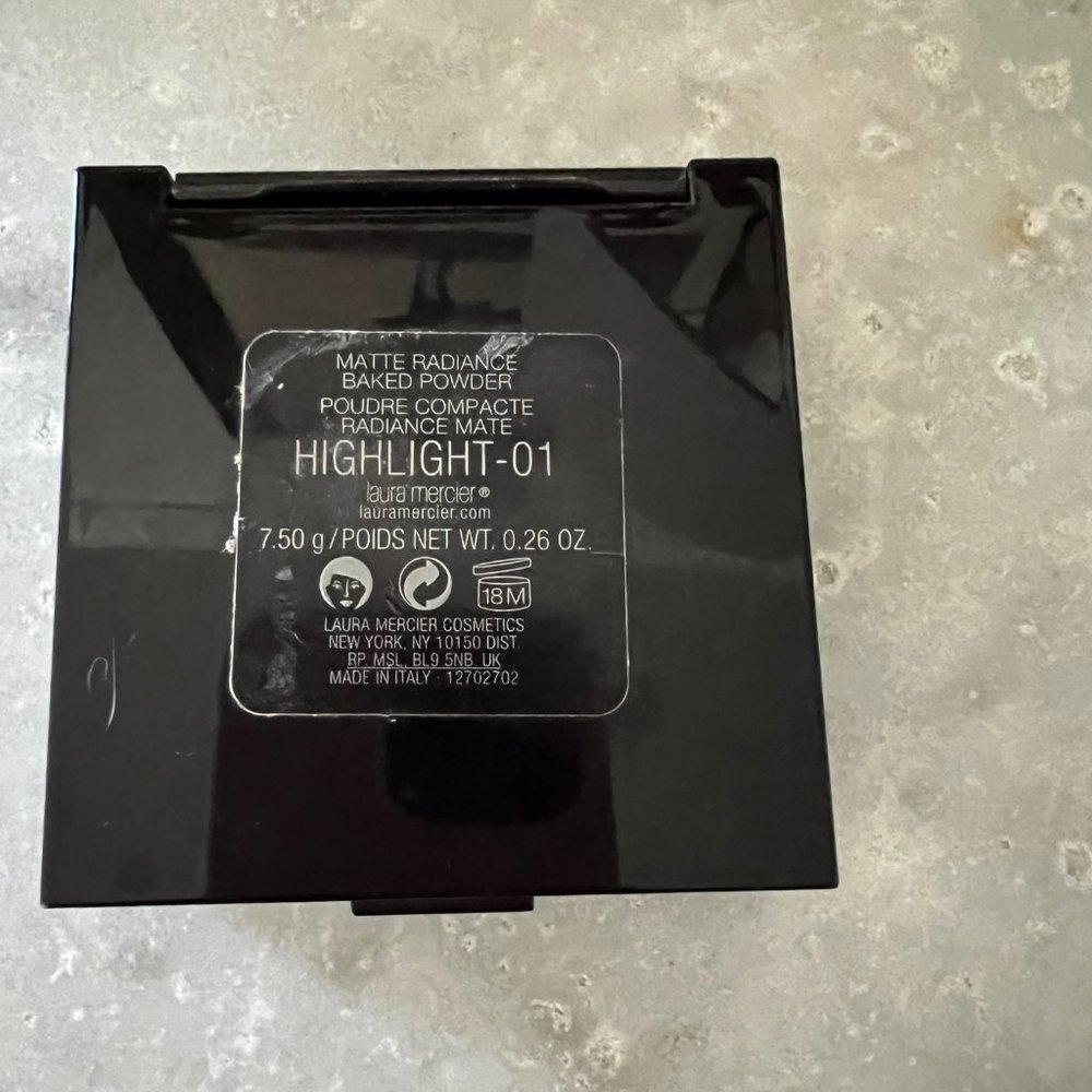 Laura Mercier Matte Radiance Baked Powder Compact- Highlight 01 Golden Nude - Picture 5 of 5